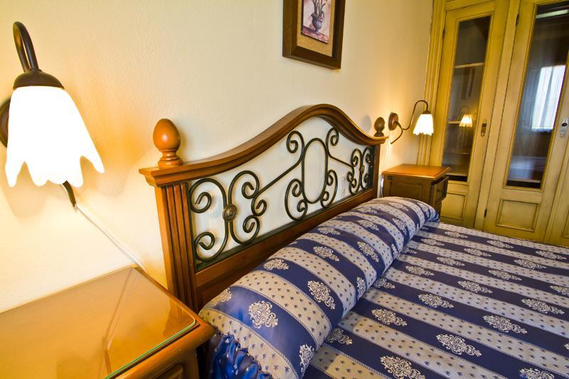 Hospedaje Granada San Vicente De La Barquera Habitación foto